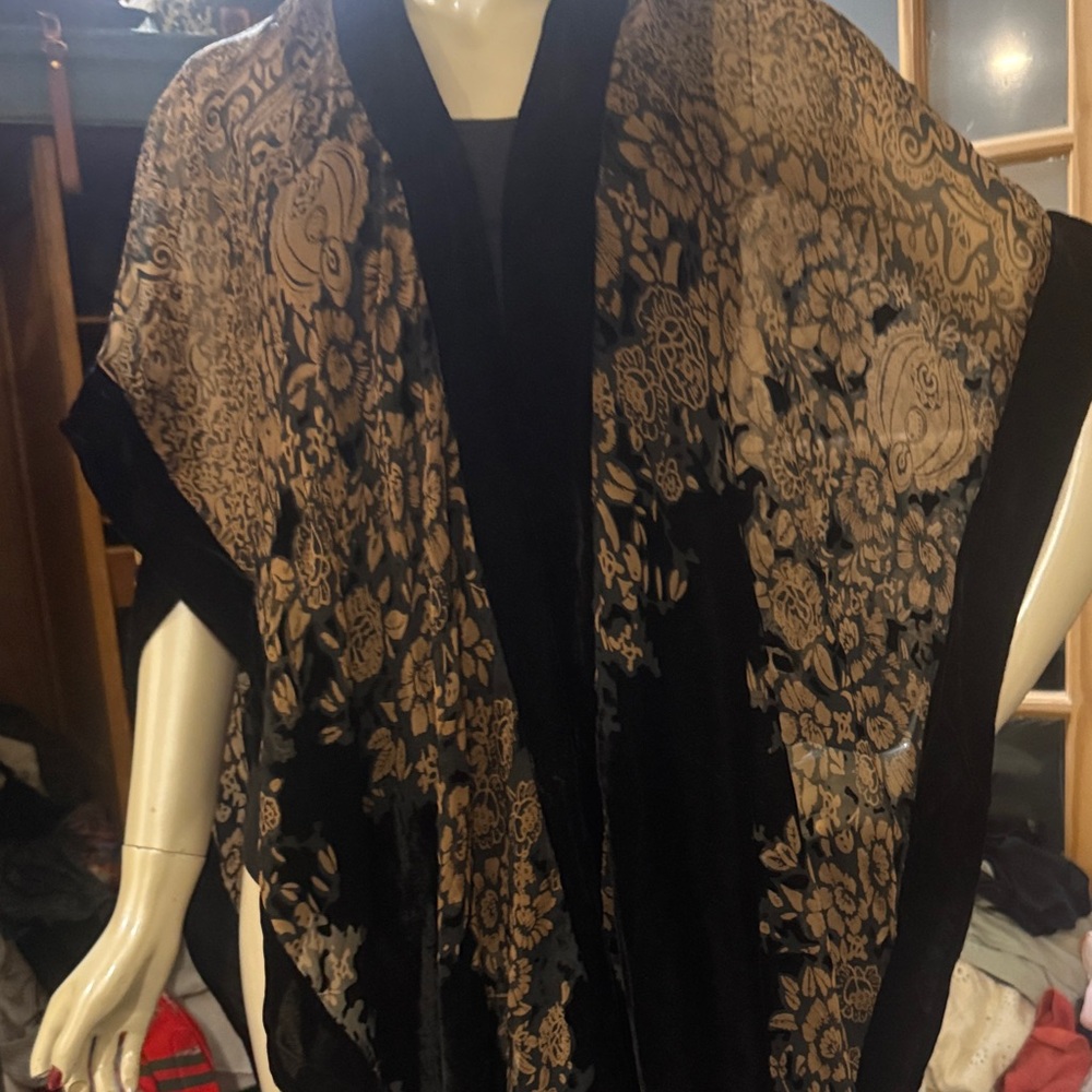 Exquiste Stunning Elegant Black and Gold Women's Kimono Shawl Wrap